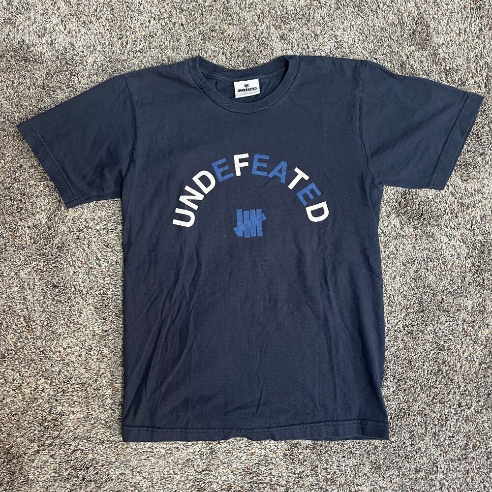 UNDEFEATED Graphic Tee (Small)